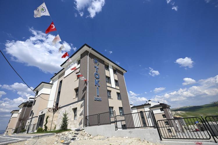 <p><span style="color:#B22222"><strong>KAMPANYADAN KİMLER FAYDALANABİLECEK?</strong></span></p>

<p>- 18 yaş &uuml;st&uuml;, T&uuml;rkiye Cumhuriyeti vatandaşları kampanyadan yararlanabilecek. Başvuru sahibinin ve eşinin &uuml;zerine kayıtlı ev bulunmaması yeterli olacak.</p>
