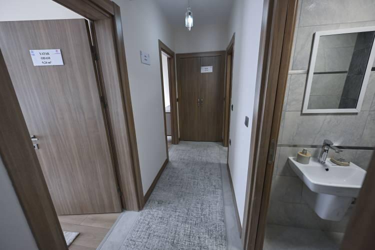 <p><span style="color:#B22222"><strong>KONUT TESLİMLERİ NE ZAMAN YAPILACAK?</strong></span></p>

<p>- Konutların bir b&ouml;l&uuml;m&uuml;n&uuml; hemen teslim projeler kapsıyor. Hemen teslimi olmayanlar ise s&ouml;zleşme tarihinden itibaren 48 ay i&ccedil;inde teslim edilecek.</p>
