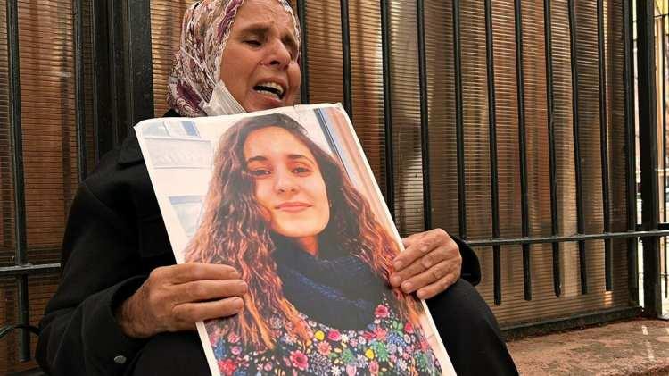 <p>"G&uuml;listan'ın bana g&ouml;nderdiği 'korkuyorum' mesajından anladığım dışarıda kaldığı, yurda yetişemediğidir. Ertesi g&uuml;n ben G&uuml;listan'ın mesaj atarken &ouml;ğretmeninin evinde olduğunu &ouml;ğrendim.</p>
