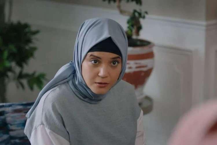 <p><strong>Kızılcık Şerbeti dizisinde "Nilay" karakteriyle geniş kitlelerce tanınan Feyza Civelek, tartışmalı oyunculuğuyla sık sık eleştirilirken, İstanbul Cumhuriyet Başsavcılığı tarafından &uuml;nl&uuml; isimlere y&ouml;nelik y&uuml;r&uuml;t&uuml;len uyuşturucu soruşturması testinin pozitif &ccedil;ıkmasıyla birlikte yeniden g&uuml;ndeme geldi.</strong></p>
