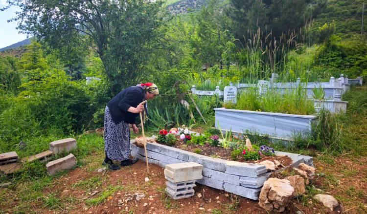 <p>4 evladını toprağa vermenin acısıyla yıkılan anne Gezer, t&uuml;m acılarına rağmen yaşamdan kopmayarak &ouml;len &ccedil;ocuklarından kalan torunlarının geleceği i&ccedil;in yaşama tutunuyor.&nbsp;</p>
