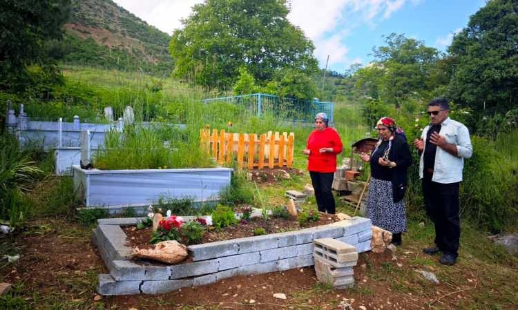 <p>Sabah erken saatlerde ahıra girip, hayvanların bakımını &uuml;stlenen, her g&uuml;n evlatları ve eşinin mezarına giderek dualar eden Gezer, evlatlarından kalan fotoğraflara bakarak hasret gideriyor.</p>

