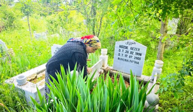 <p>&nbsp;</p>

<p>&nbsp;</p>

<p>Yaşadığı kayıpları anlatan Şeng&uuml;l Gezer, ş&ouml;yle konuştu:&nbsp;</p>

<p>&nbsp;</p>

<p><strong><em>"&Ccedil;ok acılar yaşadım. K&ouml;yde doğum yaptım. <span style="color:#A52A2A">Akşam kızım Yeşim sağlıklıydı, sabah kalktım, bebeğim &ouml;lm&uuml;şt&uuml;. </span></em></strong></p>

<p><strong><em>Ondan sonra bana fel&ccedil; vurdu. Bir ay fel&ccedil;li yattım. Artvin'den Erzurum'a sevk ettiler, orada verdikleri ila&ccedil;ları kullandım, onlardan sonra iyileştim. &Ouml;len k&uuml;&ccedil;&uuml;ğ&uuml;yle sekiz tane &ccedil;ocuğum var. </em></strong></p>

<p>&nbsp;</p>

<p><strong><em>Kızım &ouml;ld&uuml;kten sonra <span style="color:#A52A2A">11 yaşındaki kızım yaylada attan d&uuml;şerek &ouml;ld&uuml;.&nbsp;</span></em></strong><strong><em>Kızım kucağımda c</em></strong><strong><em>an verdi.</em></strong></p>

<p>&nbsp;</p>

<p><strong><em>Ondan sonra da <span style="color:#A52A2A">b&uuml;y&uuml;k oğlum ardından da eşim vefat etti.&nbsp;</span></em></strong><strong><em>Y</em></strong><strong><em>ağmur yağıyordu, yıldırım vurdu &ouml;ylece &ouml;ld&uuml;. </em></strong></p>

<p>&nbsp;</p>

<p><strong><em>O kadar zaman da aradık, &ccedil;ocuğumu bulamadık. Aylar sonra 'B&uuml;lent'i bulduk' dediler, k&uuml;t&uuml;ğ&uuml;n &uuml;zerinde oturuyordum. </em></strong></p>

<p>&nbsp;</p>

<p><strong><em>Dizlerimden aşağı sızı indi, kilitlendim. Kalkıp da gezemiyorum. Acım hep &ccedil;ok b&uuml;y&uuml;k."</em></strong></p>
