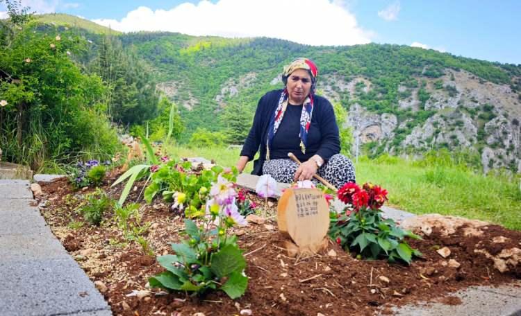<p>&Ccedil;ığda &ouml;len oğlunun bulunması i&ccedil;in kurban adadığını ifade eden Gezer, <strong><em>"Evlat acısını Allah kimsenin başına vermesin. A&ccedil; kalsın, susuz kalsın, kapıda dilensin, taşısın, toplasın, toprağı yesin de evlat acısını &ccedil;ekmesin. Cenabıallah'a sığınmışım. <span style="color:#A52A2A">Mevla'm kimseyi evlat acısıyla sınanmasın. Allah&rsquo;a &ccedil;ok ş&uuml;k&uuml;r ki onu karların altından oradan aldılar, bana teslim ettiler.</span></em></strong></p>

<p>&nbsp;</p>

<p><strong><em>Getirdik cenazeyi, bir gece de evde sakladım. Cenazesi bulunsun diye kurban adak etmiştim, onu da yurda verdim, kestirdim; helali hoş olsun. Ben &ccedil;ocuklarımı o kadar severdim ki; şimdi bir yere gidemiyorum"</em></strong> dedi.</p>

<p>&nbsp;</p>

<p><em><strong>KAYNAK: DHA&nbsp;</strong></em></p>
