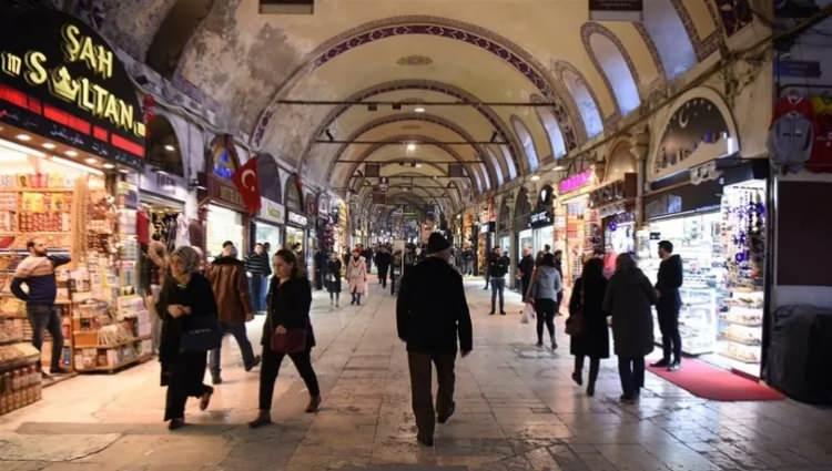 <p>Esnafın merakla beklediği yeniden yapılandırmada faizin indirilmesi i&ccedil;in harekete ge&ccedil;ildi. Hazine ve Maliye Bakanlığı, zor durumdaki m&uuml;kelleflerin taksit y&uuml;k&uuml;n&uuml; azaltmak amacıyla mevcut y&uuml;zde 39 seviyesindeki tecil faiz oranını g&uuml;ncel enflasyon koşullarına g&ouml;re aşağı &ccedil;ekmeye y&ouml;nelik bir d&uuml;zenleme yapacak.</p>

<p>&nbsp;</p>

<p>B&ouml;ylece vergi bor&ccedil;luları daha az faizle taksitlendirmeden yararlanabilecek. Bakanlık yetkilileri, yapılacak &ccedil;alışmanın t&uuml;m bor&ccedil;lu m&uuml;kellefleri değil, zor durumda olan m&uuml;kellefleri kapsayacağını belirtiyor. Zor durumda olan vergi m&uuml;kellefleri i&ccedil;in kademeli taksit ve faiz oranları uygulanacak. Kamu borcu olan herkes yapılandırmadan yararlanabiliyor.</p>
