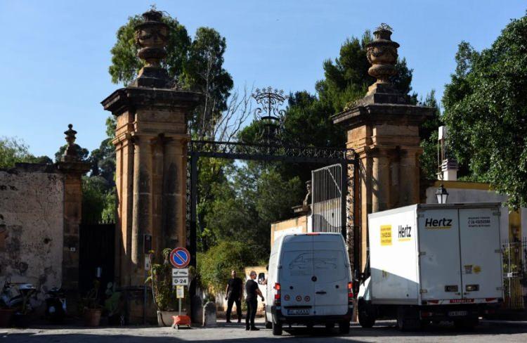 <p>&Ccedil;iftin kutlamalarına başladığı Sicilya'nın Palermo b&ouml;lgesindeki bazı meydanlar ve sokaklar, g&uuml;venlik gerek&ccedil;esiyle kapatıldı. D&uuml;ğ&uuml;n i&ccedil;in Roma ve Londra'dan 50'den fazla korumanın getirildiği bildirildi.&nbsp;</p>
