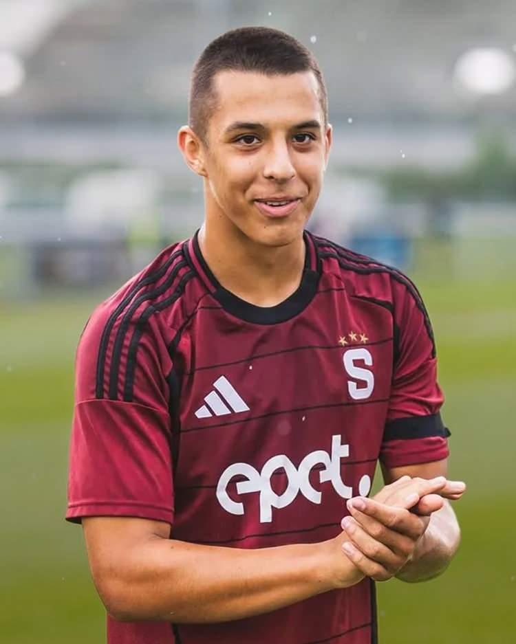 <p><strong>Hugo Sochurek - &Ccedil;ekya | 7 Haziran 2008 (Doğum tarihi)</strong><br />
<br />
Sparta Prag&rsquo;ın orta sahası Hugo Sochurek, &uuml;lkesi &Ccedil;ekya&rsquo;nın yıllar sonra yer alacağı D&uuml;nya Kupası&rsquo;nda kadroya adını yazdırmayı başardı.<br />
<br />
​Michal Sad&iacute;lek, Lukas Cerv, Lukas Provod, Tomas Soucek ve Vladimir Darida gibi tecr&uuml;beli isimlerin arkasında forma şansı bulma ihtimali az olan Sochurek scoutların takibinde olacak.</p>
