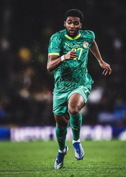 <p><strong>Ibrahim Mbaye - Senegal |&nbsp; 24 Ocak 2008 </strong><br />
<br />
Fransa alt yaş gruplarında forma giyen Ibrahim Mbaye, milli takım tercihini Senegal&rsquo;den yana kullandı.<br />
<br />
PSG forması giyen gen&ccedil; oyuncu, &uuml;lkesi adına 10 ma&ccedil;ta forma giyip 3 kez fileleri havalandırdı.<br />
<br />
Hızlı ve dribbling&ccedil;i bir oyuncu olan Mbaye, d&uuml;zenli ilk 11&rsquo;de yer almasa da forma şansı bulduğunda etki oluşturması muhtemel bir oyuncu.</p>
