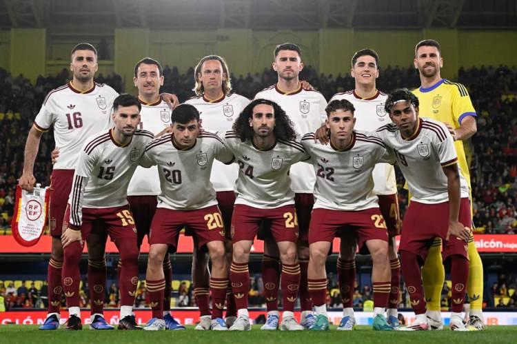 <p>D&uuml;nyaca &uuml;nl&uuml; spor yayın organı <strong>The Athletic,</strong> takımların g&uuml;ncel form durumlarını, teknik direkt&ouml;r hamlelerini, sakatlık raporlarını ve kadro dinamiklerini analiz ederek turnuva &ouml;ncesindeki en kapsamlı "G&uuml;&ccedil; Sıralaması" listesini yayınladı.</p>
