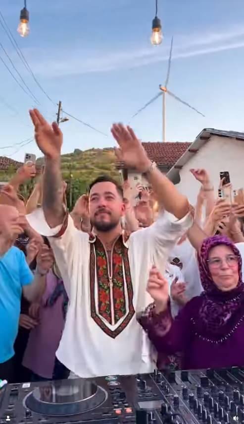 <p><strong>Mahmut Orhan'ın d&uuml;nya &ccedil;apındaki başarısına rağmen k&ouml;y&uuml;n&uuml; unutmaması hayranlarının g&ouml;nl&uuml;n&uuml; fethederken &uuml;nl&uuml; sanat&ccedil;ıya bu jestinden dolayı sosyal medya kullanıcıları tarafından &ccedil;ok sayıda takdir mesajı aldı.</strong></p>
