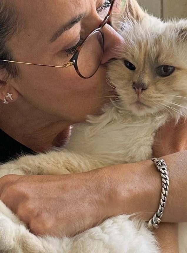 <p>"YARI ZAMANLI &Ccedil;ALIŞIP KEDİYE BAKIYORUM"</p>
