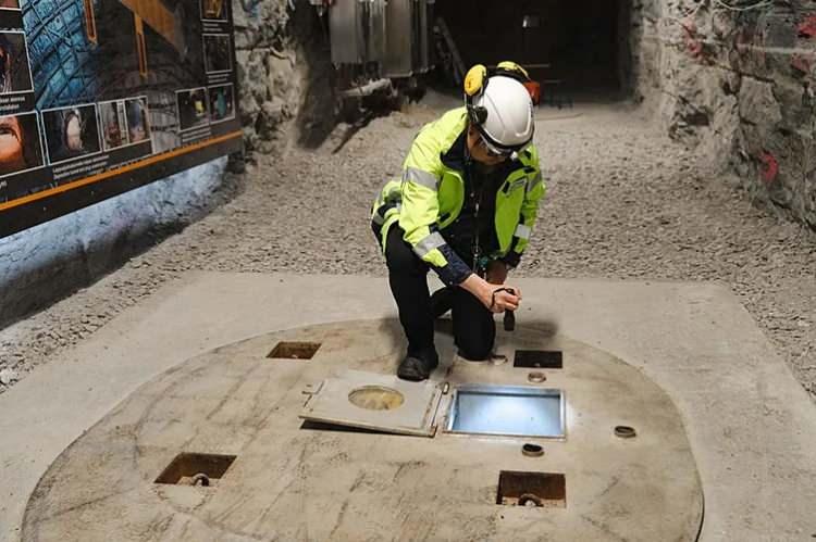 <p>Yaklaşık 6.500 ton uranyum depolama kapasitesine sahip olan tesis, Finlandiya'da faaliyet g&ouml;steren beş n&uuml;kleer reakt&ouml;rden &ccedil;ıkan t&uuml;m kullanılmış yakıtları uzun vadeli olarak muhafaza edecek şekilde tasarlandı.</p>
