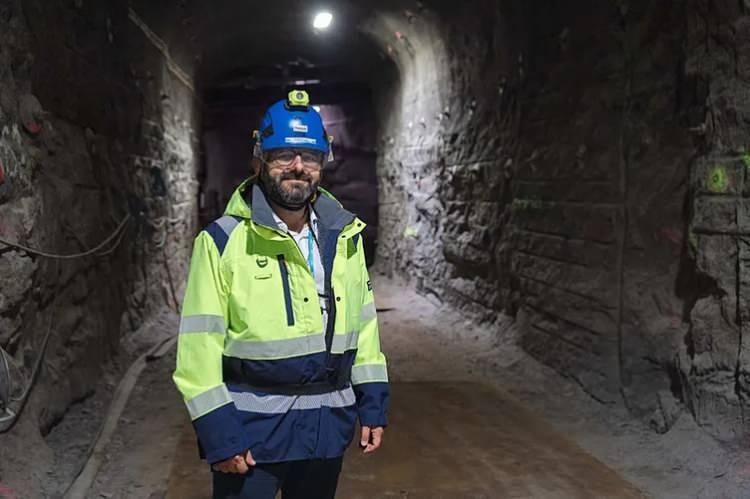 <p>Kimyager Lauri Parviainen, bentonit kilinin b&uuml;t&uuml;nl&uuml;ğ&uuml;n&uuml; koruduğu s&uuml;rece sistemin g&uuml;venliğini sağlayacağını belirtiyor. Yaklaşık 300 metre uzunluğundaki her bertaraf t&uuml;neli dolduğunda ise &ccedil;elik takviyeli b&uuml;y&uuml;k beton tıka&ccedil;larla tamamen m&uuml;h&uuml;rlenecek.</p>

