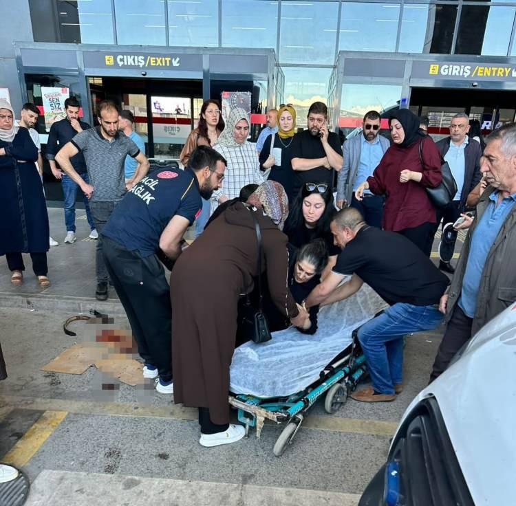<p>K&ouml;pek ekipler tarafından yakalanırken, ihbar &uuml;zerine olay yerine sağlık ekipleri sevk edildi.&nbsp;</p>
