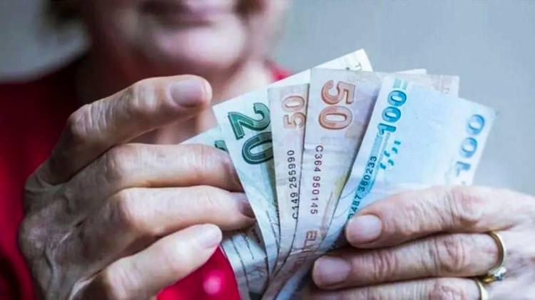 <p>Memur kesiminde ise ayrıca toplu s&ouml;zleşme h&uuml;k&uuml;mleri uygulanıyor. Bir başka deyişle SSK ve Bağkur emeklilerinin zam hesabında ocak ve temmuzda geriye d&ouml;n&uuml;k 6 aylık enflasyon verileri dikkate alınırken, memur ve memur emeklisinin maaş zammında toplu s&ouml;zleşmede belirlenen oranlara ek oluşan enflasyon farkı da belirleyici oluyor.</p>
