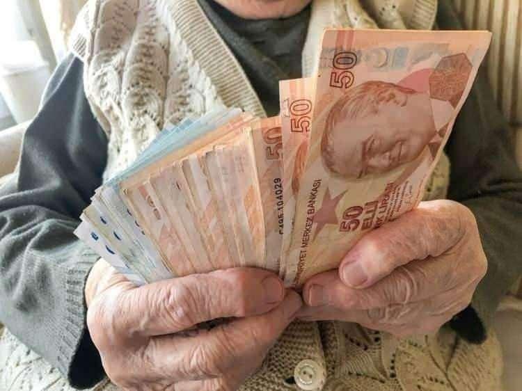 <p><strong>SSK VE BAĞKUR EMEKLİSİ Y&Uuml;ZDE 16,61 ZAMMI GARANTİLEDİ</strong></p>

<p>&nbsp;</p>

<p>Memur ve memur emeklisinin zammı iki yılda bir toplu s&ouml;zleşme g&ouml;r&uuml;şmeleriyle belli oluyor. Toplu s&ouml;zleşme h&uuml;k&uuml;mleri ge&ccedil;en yıl ağustos ayında m&uuml;zakere edilmiş ve y&uuml;r&uuml;rl&uuml;ğe girmişti.</p>
