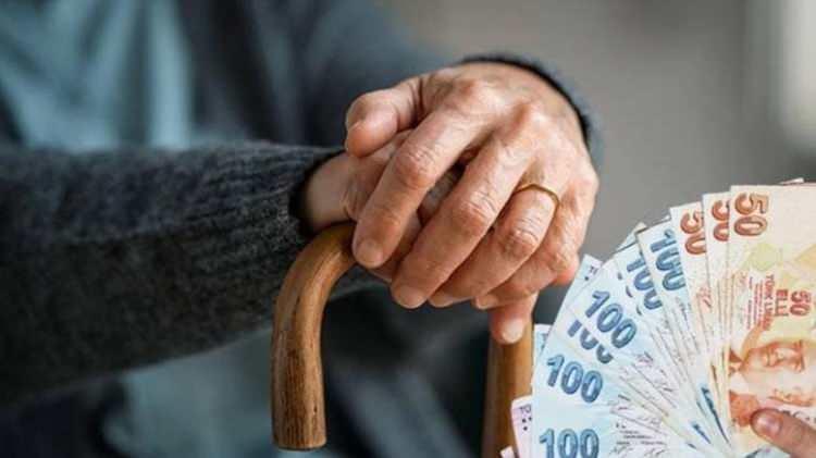 <p>Buna g&ouml;re; memur ve memur emeklisine 2026 yılının ilk 6 ayı i&ccedil;in y&uuml;zde 11, ikinci 6 ayı i&ccedil;in y&uuml;zde 7 zam yapılacak. Maaşlara 2027 yılında ise ilk 6 ayda y&uuml;zde 5, ikinci 6 ayda ise y&uuml;zde 4 zam eklenecek.&nbsp;</p>
