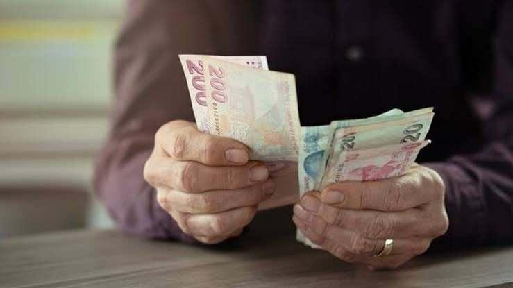 <p><strong>SSK VE BAĞKUR EMEKLİSİ NE KADAR ZAM ALACAK?</strong></p>

<p>SSK ve Bağkur emeklisi ocak ayında son 6 aylık verilere g&ouml;re y&uuml;zde 12.2&rsquo;lik zamma hak kazanmıştı. SSK ve Bağkur emeklileri, i&ccedil;in toplu s&ouml;zleşme h&uuml;k&uuml;mleri ge&ccedil;erli olmadığı i&ccedil;in, ocak ayında memur kesiminin aldığının 6.4 puan altında zam almıştı.</p>
