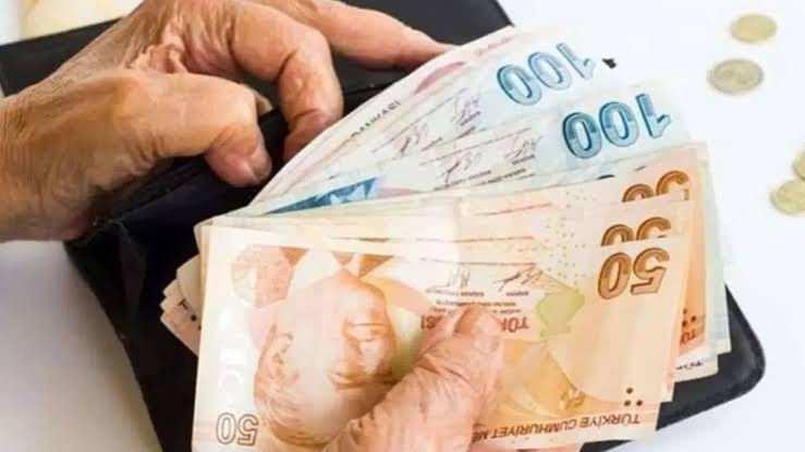 <p>Şu anda ilk 5 aylık veriler SSK ve Bağkur emeklilerinin y&uuml;zde 16.61&rsquo;lik zammı garantilediğini g&ouml;steriyor. Bir başka ifadeyle SSK ve Bağkur emeklileri bu kez memurdan fazla zam alacak.&nbsp;</p>
