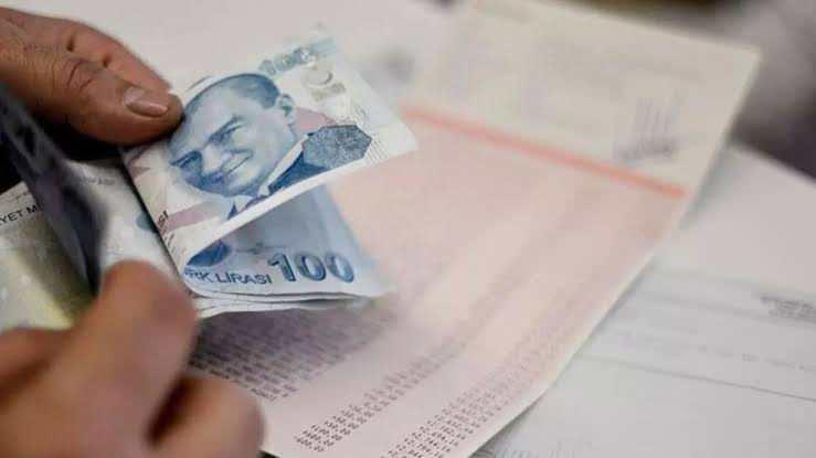 <p><strong>EN D&Uuml;Ş&Uuml;K MAAŞI NE KA&Ccedil; BİN LİRAYA Y&Uuml;KSELEBİLİR?</strong></p>

<p>&nbsp;</p>

<p>SSK ve Bağkur emeklilerinin en d&uuml;ş&uuml;k maaşı Ocak 2025&rsquo;te 12 bin 500 liradan y&uuml;zde 15.75 artışla 14 bin 469 liraya y&uuml;kselmişti. Ge&ccedil;en yılın temmuz ayında ise en d&uuml;ş&uuml;k maaş i&ccedil;in d&uuml;zenleme yapılmış ve bu tutar y&uuml;zde 16.67&rsquo;lik artışla 16 bin 881 liraya &ccedil;ıkarılmıştı.</p>

<p>&nbsp;</p>
