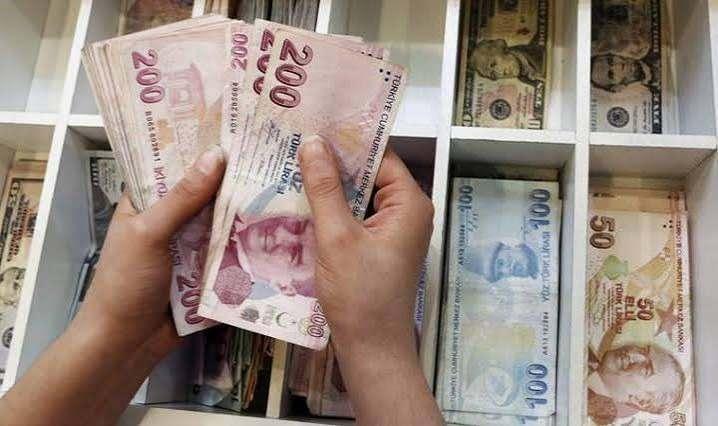 <p>Ocak 2026&rsquo;da yapılan d&uuml;zenleme ile en d&uuml;ş&uuml;k emekli maaşı 20 bin lira olmuştu. K&ouml;k maaşı 20 bin liranın altında olan 4.9 milyon vatandaş bu haktan yararlanıyor.&nbsp;Temmuz ayında taban maaşlara ge&ccedil;en yıl olduğu gibi yasal d&uuml;zenleme yapılma ihtimali y&uuml;ksek g&ouml;r&uuml;n&uuml;yor.</p>
