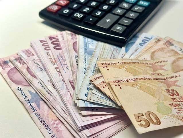 <p>Maaşı 40.000 TL'nin &uuml;zerinde olan ve 89.000 TL'ye kadar uzanan en y&uuml;ksek emekli grubu maaş senaryoları:</p>

<p>&nbsp;</p>

<p><strong>Mevcut Maaş: </strong>40.842 TL</p>

<p><strong>5 Aylık: </strong>47.626 TL&nbsp;</p>

<p><strong>%</strong>18.37 Zamlı:<strong> </strong>48.345 TL</p>

<p><strong>%18.93 Zamlı: </strong>48.573 TL</p>
