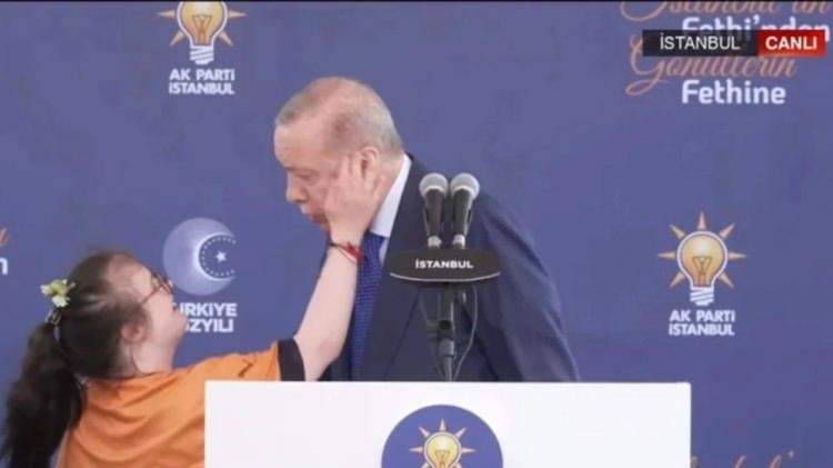 <p>Cumhurbaşkanı Erdoğan ve Down Sendromlu 21 yaşındaki Havva'nın sahnedeki anları, t&ouml;rene damga vurmuş, Havva'nın sevgi g&ouml;sterisi y&uuml;rekleri ısıtmıştı.&nbsp;</p>

<p>Erdoğan, işaret diliyle kendisine bir şeyler anlatmaya &ccedil;alışan ve bayramını kutlayan gen&ccedil; kıza bayram har&ccedil;lığı verdi.</p>
