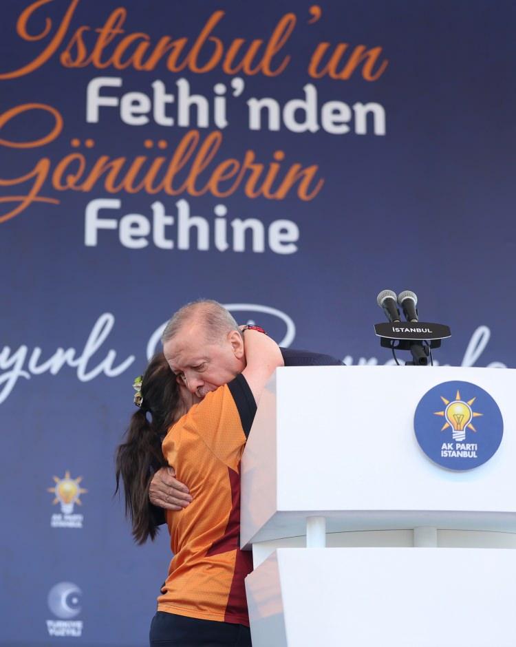 <p>Kızının Cumhurbaşkanı Erdoğan'a d&uuml;şme tehlikesi yaşattığını aktaran Demirci, "Allah g&ouml;stermesin az kalsın Cumhurbaşkanımı d&uuml;ş&uuml;recekti. Allah korusun, Allah'ım esirgesin." ifadelerini kullandı.</p>

<p>Demirci, o an kendisinin de kızı Havva kadar heyecanlı olduğunu dile getirerek, "Havva'nın ilk hareketi zaten, bir candan kucaklama hareketi var. Sarılması, y&uuml;z&uuml;n&uuml; sevmesi, 'Ben seni &ccedil;ok seviyorum. Sen benim i&ccedil;in değerlisin.' anlamına geliyor." diye konuştu.</p>
