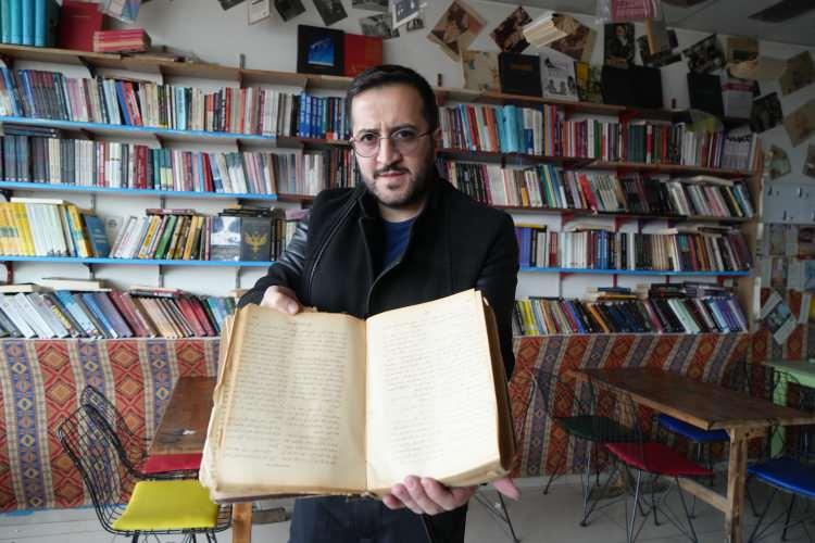 <p>Sahaf Okay S&ouml;nmez ise kitabın uzun yıllardır &ouml;zenle korunduğunu belirterek, eski eserlerin gelecek kuşaklara aktarılmasının &ouml;nemli bir k&uuml;lt&uuml;rel sorumluluk olduğunu vurgulayarak, &ouml;zellikle Osmanlıca eserlerin son yıllarda araştırmacılar tarafından daha fazla ilgi g&ouml;rd&uuml;ğ&uuml;n&uuml; ifade etti.</p>

