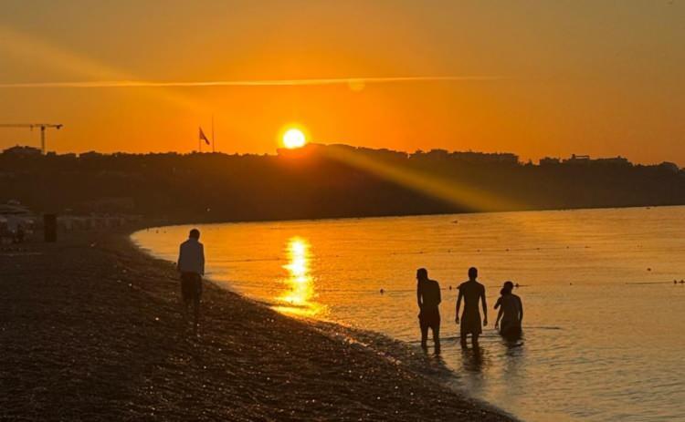 <p>Hafta sonu olması nedeniyle sıcaktan bunalan kent sakinleri ve yabancı turistler sabahın ilk ışıkları ile birlikte Konyaaltı Sahili'ne akın edip, kent siluetinin arkasından doğan g&uuml;neş eşliğinde denize girdiler.</p>
