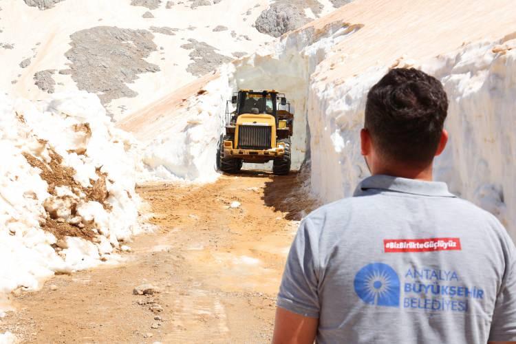 <p>Antalya B&uuml;y&uuml;kşehir Belediyesi Yol Yapım, Bakım ve Onarım Dairesi Başkanlığı ekipleri yayla sezonun a&ccedil;ılmasıyla birlikte yayla yollarında g&uuml;venli ulaşımın sağlanabilmesi i&ccedil;in &ccedil;alışmalarını s&uuml;rd&uuml;r&uuml;yor.&nbsp;</p>
