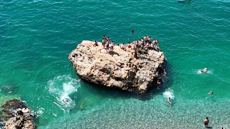 <p>Bazı yerli ve yabancı turistler ise Konyaaltı varyanta yama&ccedil; paraş&uuml;t&uuml; yaparak kentin ve Konyaaltı Sahili'nin eşsiz g&uuml;zelliğini g&ouml;ky&uuml;z&uuml;nden g&ouml;rme deneyimini yaşadı.</p>
