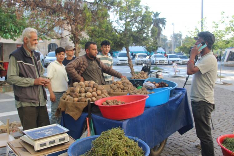 <p>M&uuml;şterilerden Halil &Ccedil;alışkan,<strong><em> "Bu keme mart ve nisan aylarında boş arazilerde ortaya &ccedil;ıkan patates g&ouml;r&uuml;n&uuml;ml&uuml; şifalı bir mantar t&uuml;r&uuml;d&uuml;r. Bundan kebap yapılıyor, ila&ccedil; yapılıyor. &Ccedil;ok faydalı olan bir besin olduğu i&ccedil;in biz de gelip aldık."</em></strong> şeklinde konuştu.</p>
