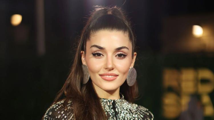 <p><strong>Hande Er&ccedil;el, ge&ccedil;tiğimiz haftalarda d&uuml;zenlenen Cannes Film Festivali'ne &uuml;&ccedil;&uuml;nc&uuml; kez kırmızı halıda boy g&ouml;stererek d&uuml;nya basınının odağına yerleşmeyi başarmıştı.</strong></p>
