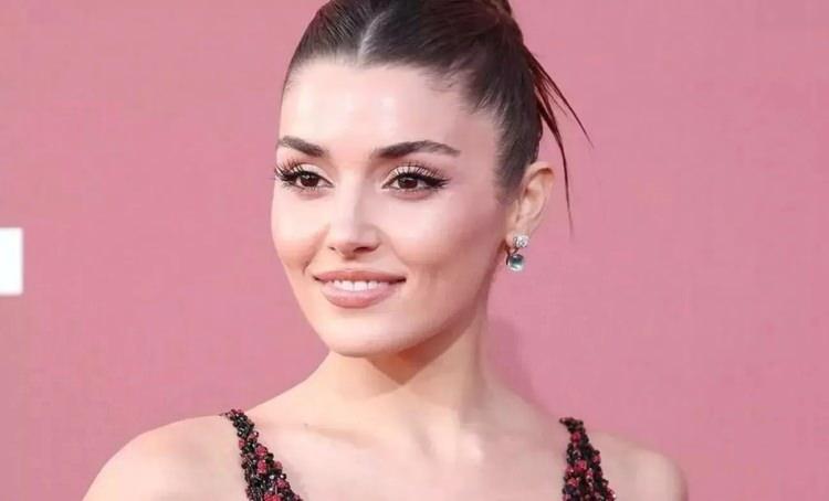 <p><strong>Er&ccedil;el, 79. Cannes Film Festivali'ndeki şık g&ouml;r&uuml;n&uuml;m&uuml;yle g&uuml;ndeme gelmiş ve "En &Ccedil;ok Konuşulanlar" listesine giren tek T&uuml;rk olmasıyla g&uuml;ndem olmuştu.</strong></p>

