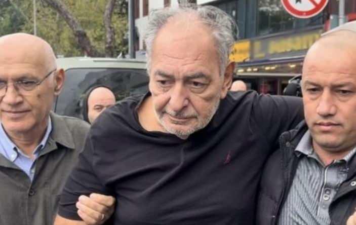 <p><span style="color:#B22222"><strong>2024'TE &Ouml;L&Uuml;MDEN D&Ouml;NM&Uuml;ŞT&Uuml;</strong></span></p>

<p>Reha Muhtar, 20 Ağustos 2024'te evinde d&uuml;ş&uuml;p beyin kanaması ge&ccedil;irmiş ve ent&uuml;be edilmişti. Uzun s&uuml;re yoğun bakımda tedavi g&ouml;ren &uuml;nl&uuml; isim sonra taburcu edilmişti.</p>
