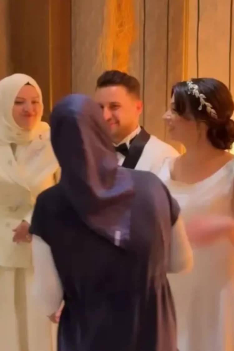 <p><strong>T&uuml;rkmen'in, elti olarak katıldığı t&ouml;rende beyaz renkte kıyafet giymesi, d&uuml;ğ&uuml;n gelenekleri &uuml;zerinden yeni bir tartışmanın fitilini ateşledi.</strong></p>
