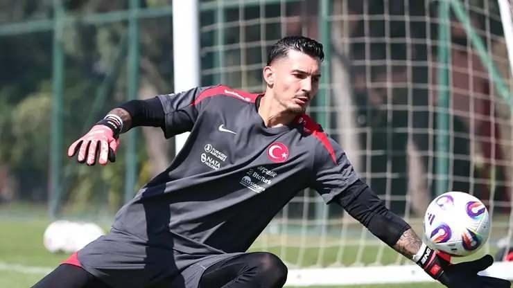 <p><strong>UĞURCAN &Ccedil;AKIR&nbsp; (T&Uuml;RKİYE)</strong><br />
<br />
Uğurcan &Ccedil;akır Uğurcan, son yıllarda milli takımın en istikrarlı kalecisi konumunda.<br />
<br />
Refleksleri, &ccedil;izgi &uuml;zerindeki kurtarışları ve b&uuml;y&uuml;k ma&ccedil; tecr&uuml;besi &ouml;n planda.</p>
