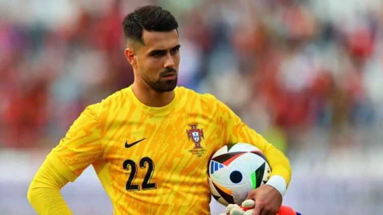 <p>&nbsp;</p>

<p><strong>Diogo Costa (Portekiz)</strong><br />
Son yıllarda Avrupa'nın y&uuml;kselen kalecileri arasında g&ouml;sterilen Costa, penaltı kurtarma becerisi ve modern kaleci &ouml;zellikleriyle &ouml;ne &ccedil;ıkıyor.</p>

<p>&nbsp;</p>
