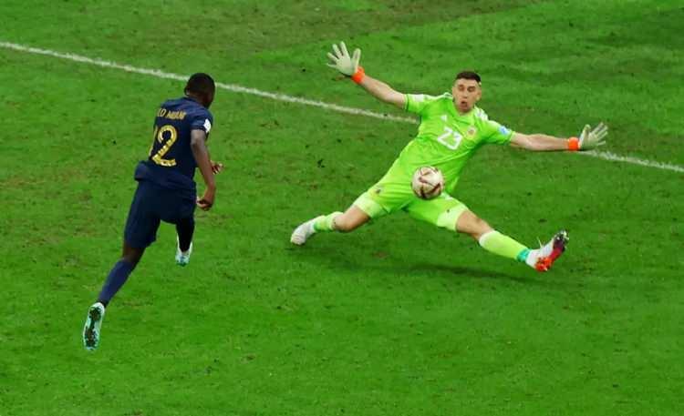 <p>&nbsp;</p>

<p><strong>Emiliano Martinez (Arjantin)</strong><br />
2022 D&uuml;nya Kupası'nın Altın Eldiven sahibi olan Martinez, turnuvalarda soğukkanlılığı ve penaltı kurtarışlarıyla tanınıyor.<br />
<br />
Son d&uuml;nya şampiyonu Arjantin'in en &ouml;nemli kozlarından biri olacak.<br />
<br />
<strong>KAYNAK: MACKOLİK</strong></p>

<p>&nbsp;</p>
