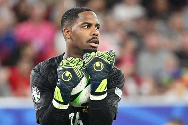 <p><strong>Mike Maignan (Fransa)</strong><br />
<br />
Hugo Lloris sonrası Fransa kalesini devralan Maignan, modern bir kaleciden beklenen her şeye sahip: ayak kalitesi, liderlik ve penaltı karşılama becerisi. Refleksleri, ayakla oyuna katkısı ve kritik kurtarışlarıyla son yılların en istikrarlı kalecileri arasında yer alıyor.<br />
<br />
Fransa'nın şampiyonluk adayları arasında g&ouml;sterilmesinde &ouml;nemli pay sahibi. Maignan, Fransa'nın turnuva y&uuml;r&uuml;y&uuml;ş&uuml;ndeki kilit akt&ouml;r olacak.</p>
