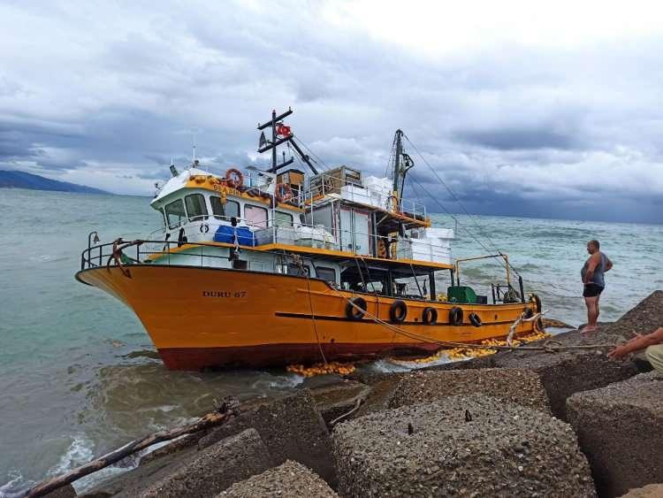 <p><font color="#a52a2a"><strong>2022 YILINDA KARAYA OTURMUŞ</strong></font></p>

<p>&nbsp;</p>

<p>&Ouml;te yandan, saldırıda hasar alarak batan Duru 67 isimli teknenin 22 Eyl&uuml;l 2022 tarihinde Kastamonu'nun Bozkurt il&ccedil;esinde <span style="color:#A52A2A"><strong><em>fırtına sebebiyle karaya oturduğu &ouml;ğrenildi.</em></strong></span></p>

<p>&nbsp;</p>

<p>Yaşanan fırtınanın ardından tamir edilmesi i&ccedil;in Evrenye Balık&ccedil;ı Barınağı&rsquo;na &ccedil;ekilmek istenen tekne su alarak batmıştı.</p>
