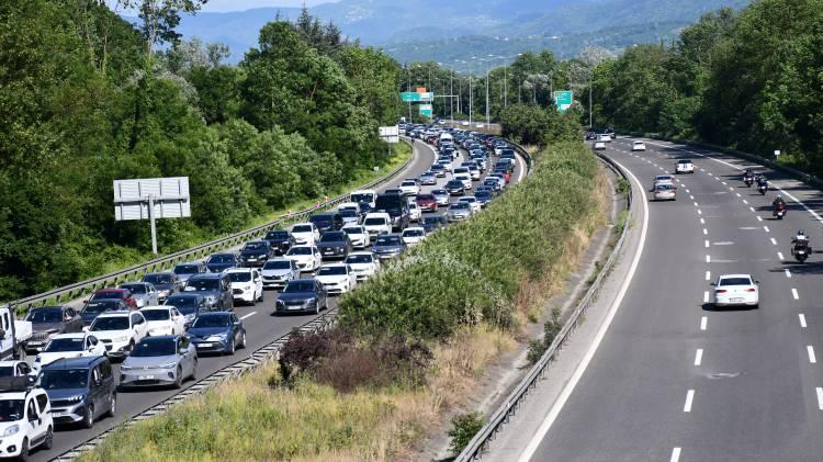 <p>Tatil i&ccedil;in memleketlerinin yanı sıra tatil beldelerine akın eden vatandaşlar, d&ouml;n&uuml;ş yolunu b&uuml;y&uuml;j bir &ccedil;ileyle ge&ccedil;irdi...&nbsp;</p>
