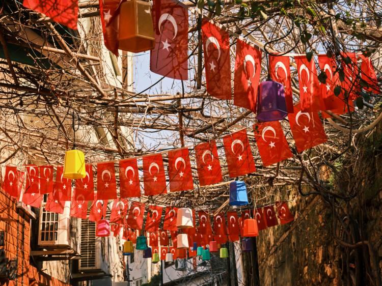 <p>Yılbaşı, 23 Nisan Ulusal Egemenlik ve &Ccedil;ocuk Bayramı, 1 Mayıs Emek ve Dayanışma G&uuml;n&uuml;, 19 Mayıs Atat&uuml;rk'&uuml; Anma Gen&ccedil;lik ve Spor Bayramı, 15 Temmuz Demokrasi ve Mill&icirc; Birlik G&uuml;n&uuml; ile 30 Ağustos Zafer Bayramı birer g&uuml;n resmi tatil olarak uygulanıyor.</p>
