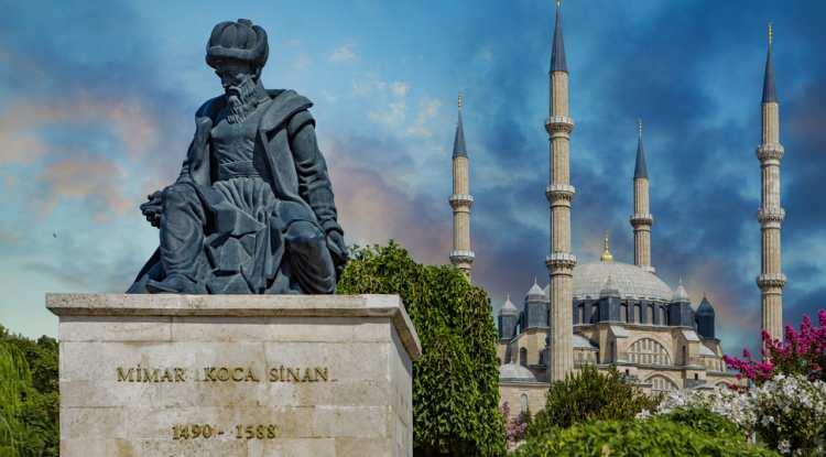 <p><span style="color:#B22222"><em><strong>Tarihin en b&uuml;y&uuml;k mimarlık dehası Mimar Sinan, y&uuml;zyıllar &ouml;ncesinden g&uuml;n&uuml;m&uuml;ze kadar ulaşan modern m&uuml;hendisliğine meydan okumaya devam ediyor. İşte Sinan'ın d&uuml;nyayı hayrete d&uuml;ş&uuml;ren depreme karşı geliştirdiği 5 dahiyane y&ouml;ntem...</strong></em></span></p>
