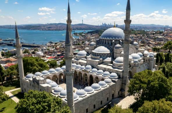 <p><strong>Mimar Sinan, S&uuml;leymaniye Camii'nin inşasına başlamadan &ouml;nce zemin m&uuml;hendisliğinde &ccedil;ığır a&ccedil;acak bir y&ouml;nteme başvurdu.</strong>&nbsp;<strong>Yumuşak toprağı derinlemesine kazarak sağlam kaya tabakasına ulaştı. Ardından zemine 30 bine yakın devasa kazık &ccedil;aktırarak &uuml;zerine tonlarca ağırlıkta bloklar yerleştirdi. İnşaat başlamadan 2 yıl boyunca toprağa binanın yapacağı basıncın tam 2 katı basın&ccedil; uyguladı.</strong></p>
