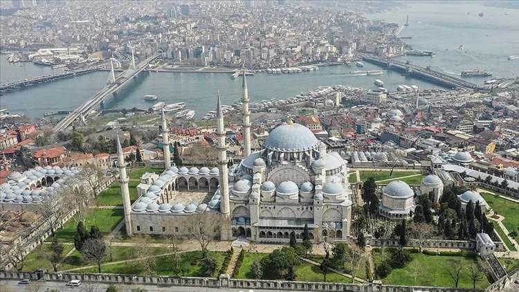 <p><strong>Bu basamaklı tasarım, deprem dalgaları alttan vurduğunda binanın adeta bir hacıyatmaz gibi hareket etmesini sağlıyor. Sarsıntı enerjisi tabanda dağıtıldığı i&ccedil;in yapı yıkılmak yerine esneyerek orijinal statik konumuna geri d&ouml;n&uuml;yor.</strong></p>
