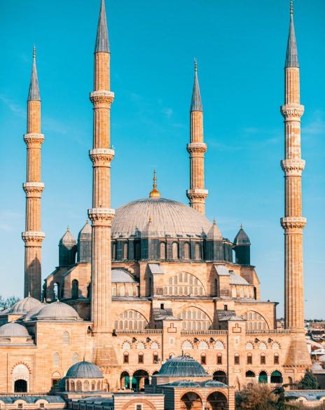 <p><strong>Mimar Sinan, o d&ouml;nemde yaygın olarak kullanılan Horasan harcını kendi form&uuml;l&uuml;yle zenginleştirdi. Harca devekuşu yumurtasını akını, soğan, peynir gibi maddeler ekleyerek hem elastikiyet hem de dayanıklılık kazandırdı.</strong></p>
