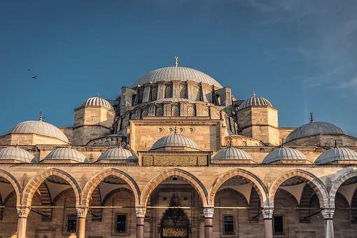 <p><strong>4 adet devasa fil ayağı s&uuml;tununun yedişer metre arkasına ağırlık kuleleri yaptı ve bunları ana kolonlara bağladı. Y&uuml;k&uuml;n yarısını bu kolonlara, diğer yarısını ise 1 metre kalınlığındaki dış duvarlara aktardı.</strong></p>
