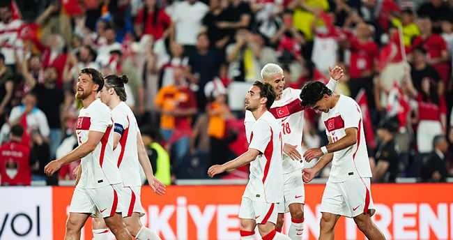 <p><strong>A MİLLİ TAKIM'N 26 KİŞİLİK D&Uuml;NYA KUPASI KADROSUNDA YER ALAN İSİMLER ŞUNLAR:</strong><br />
<br />
<strong>Kaleci:</strong> Altay Bayındır, Mert G&uuml;nok, Uğurcan &Ccedil;akır<br />
<br />
<strong>Defans</strong>: Abd&uuml;lkerim Bardakcı, &Ccedil;ağlar S&ouml;y&uuml;nc&uuml;, Eren Elmalı, Ferdi Kadıoğlu, Merih Demiral, Mert M&uuml;ld&uuml;r, Ozan Kabak, Samet Akaydin, Zeki &Ccedil;elik<br />
<br />
<strong>Orta Saha:</strong> Hakan &Ccedil;alhanoğlu, İsmail Y&uuml;ksek, Kaan Ayhan, Orkun K&ouml;k&ccedil;&uuml;, Salih &Ouml;zcan<br />
<br />
<strong>Forvet: </strong>Arda G&uuml;ler, Barış Alper Yılmaz, Can Uzun, Deniz G&uuml;l, İrfan Can Kahveci, Kenan Yıldız, Kerem Akt&uuml;rkoğlu, Oğuz Aydın, Yunus Akg&uuml;n</p>
